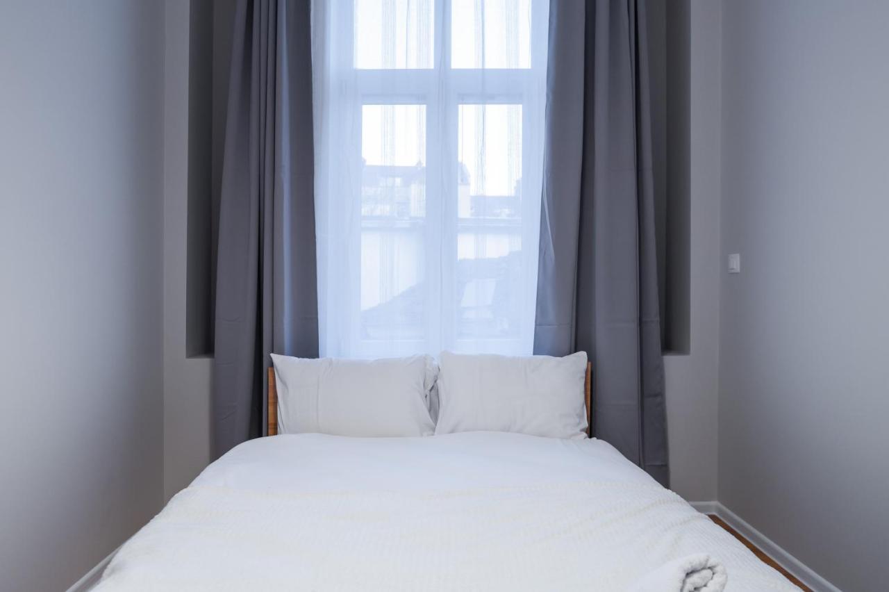 New Black & White - 2Bdr Apartment With Balcony Софія Екстер'єр фото